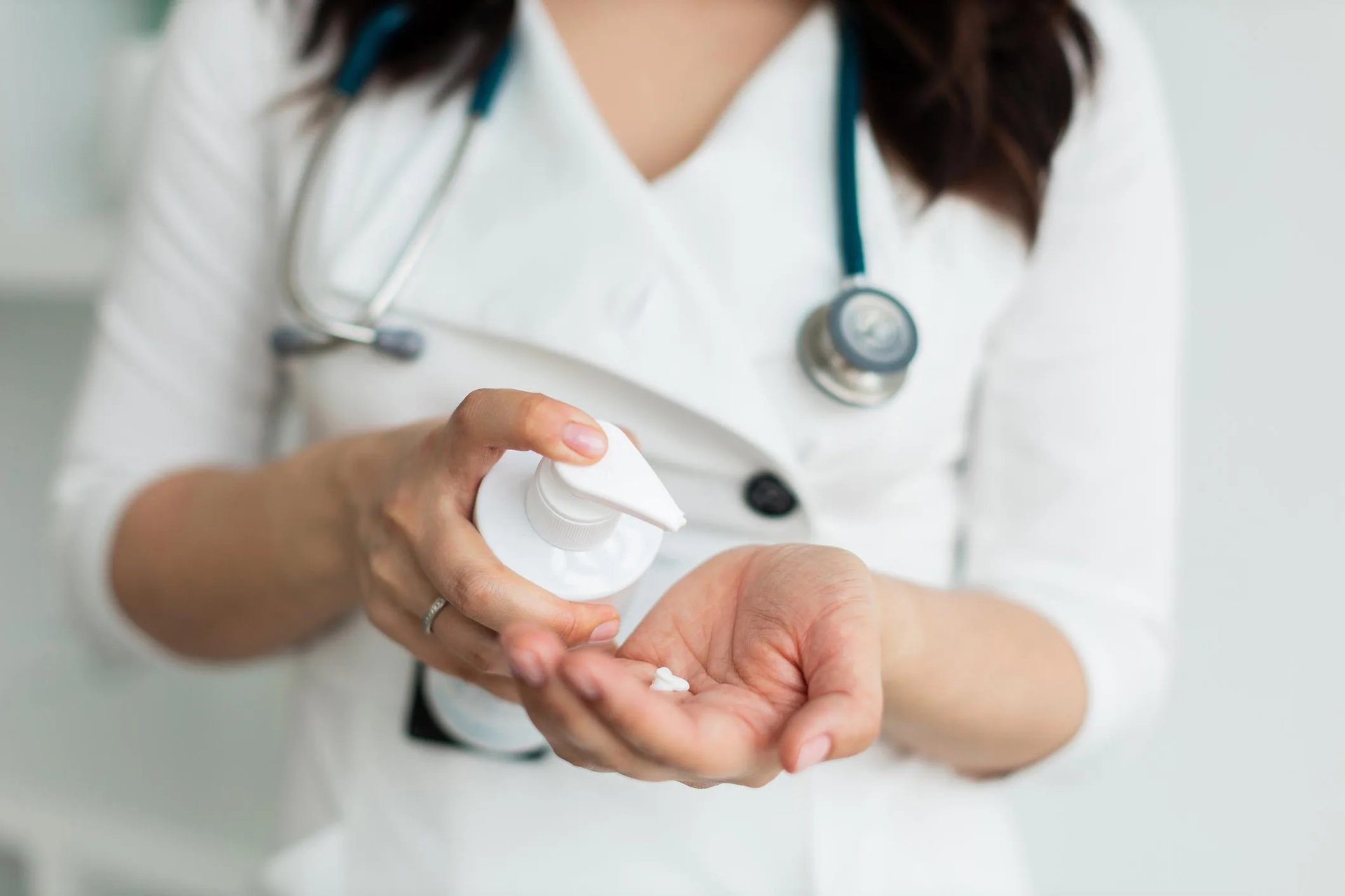 Ekzem im Gesicht: Dermatologin pumpt Creme auf die Hand