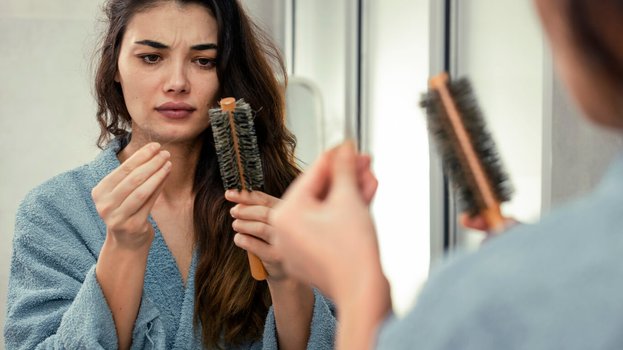 Frau mit Haarausfall