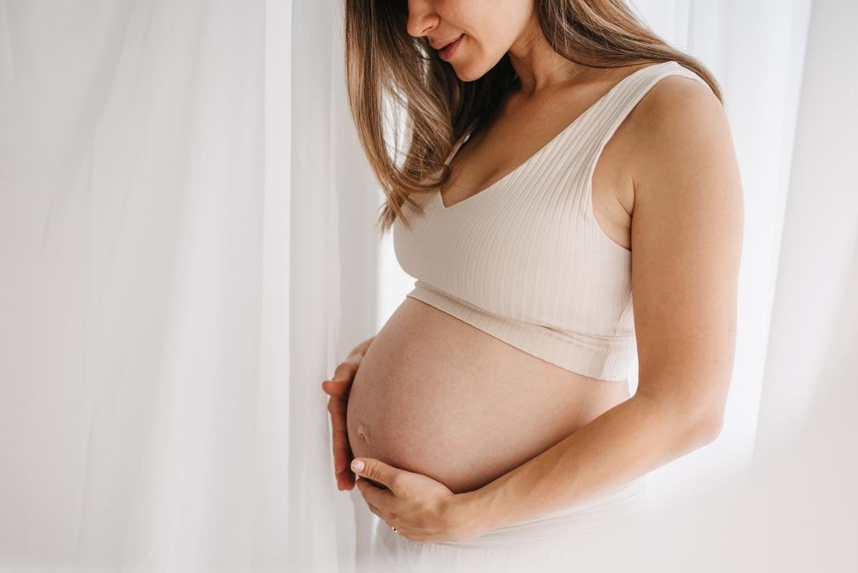 Neurodermite et grossesse : Femme enceinte touchant son ventre