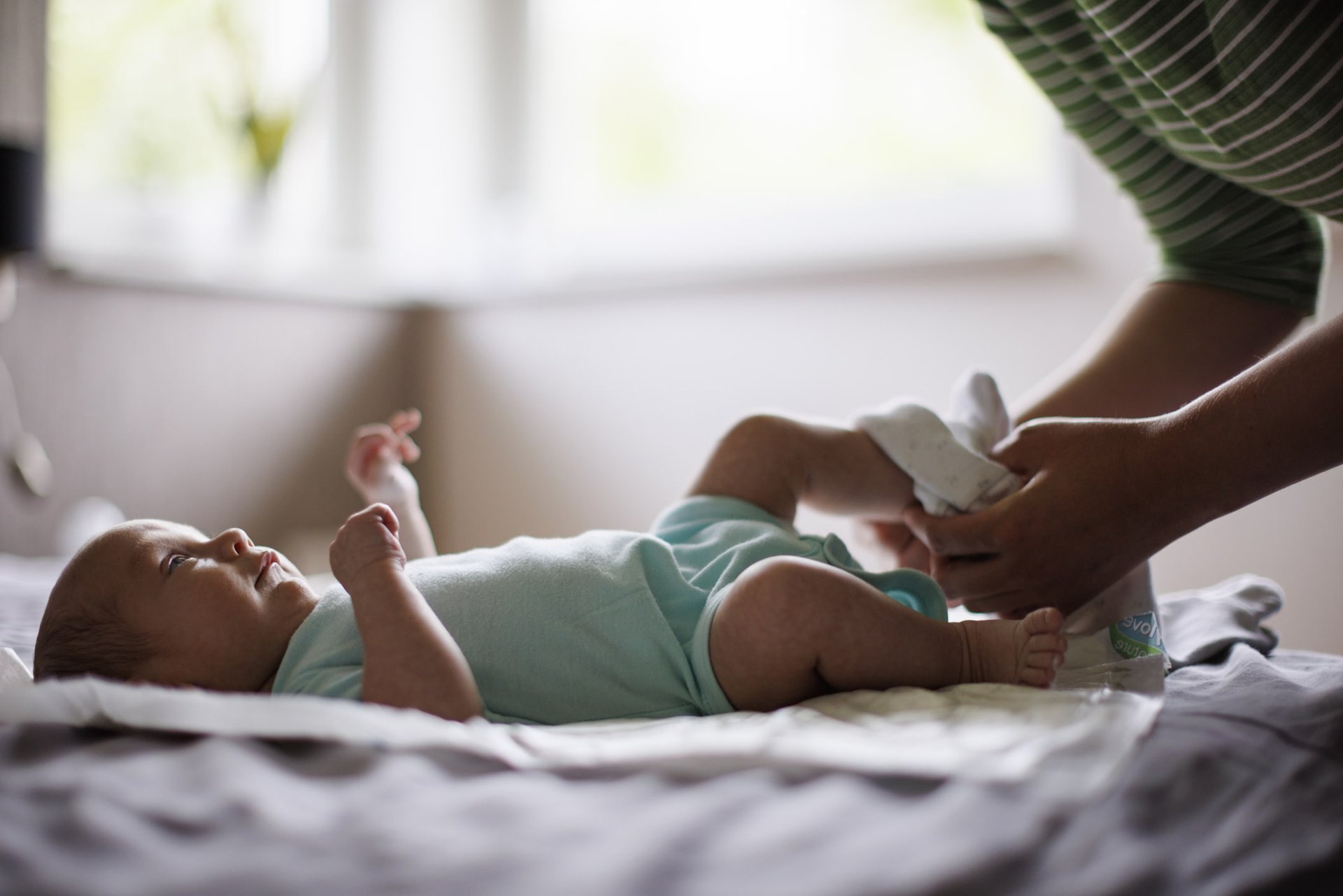 Baby liegt auf der Wickelkommode