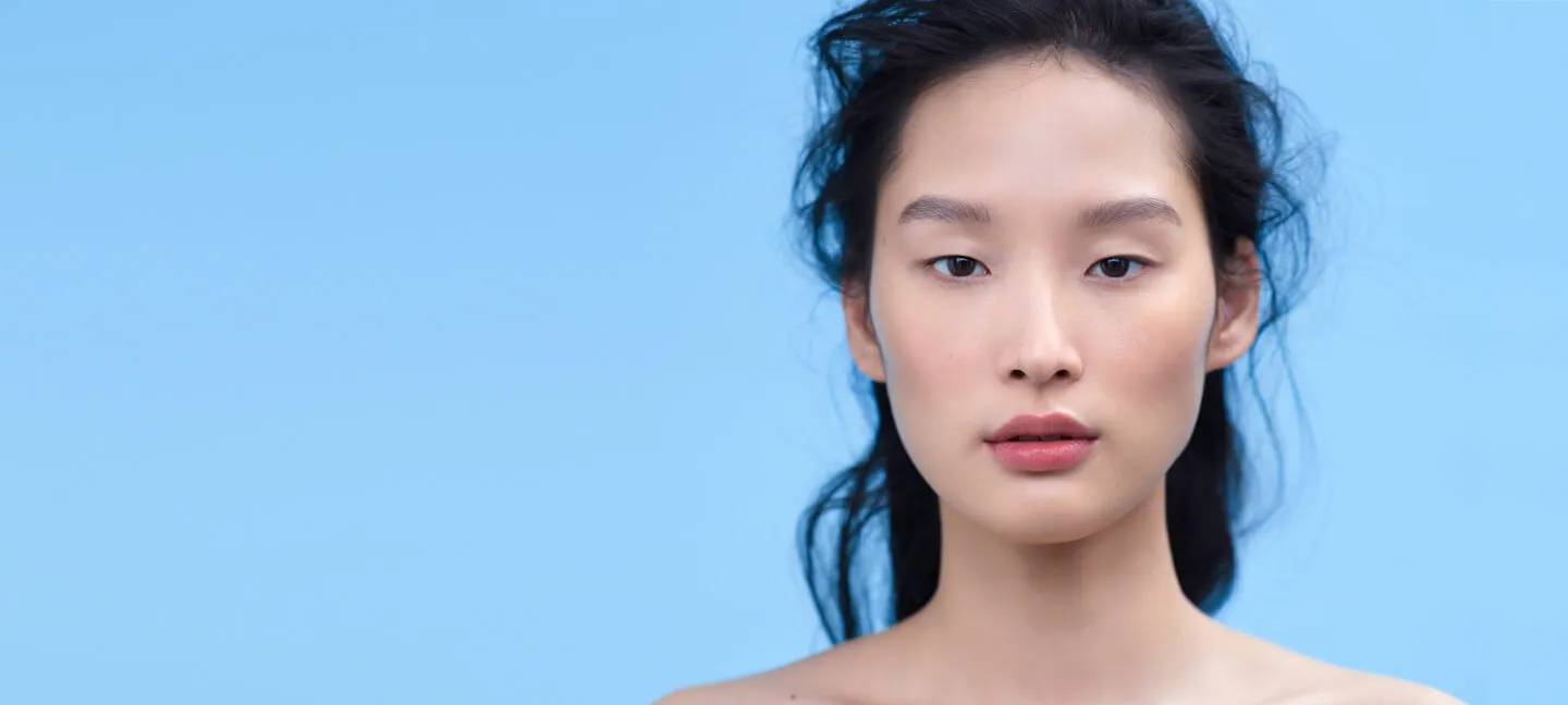 Pollenallergie: Asiatische Frau schaut geradeaus