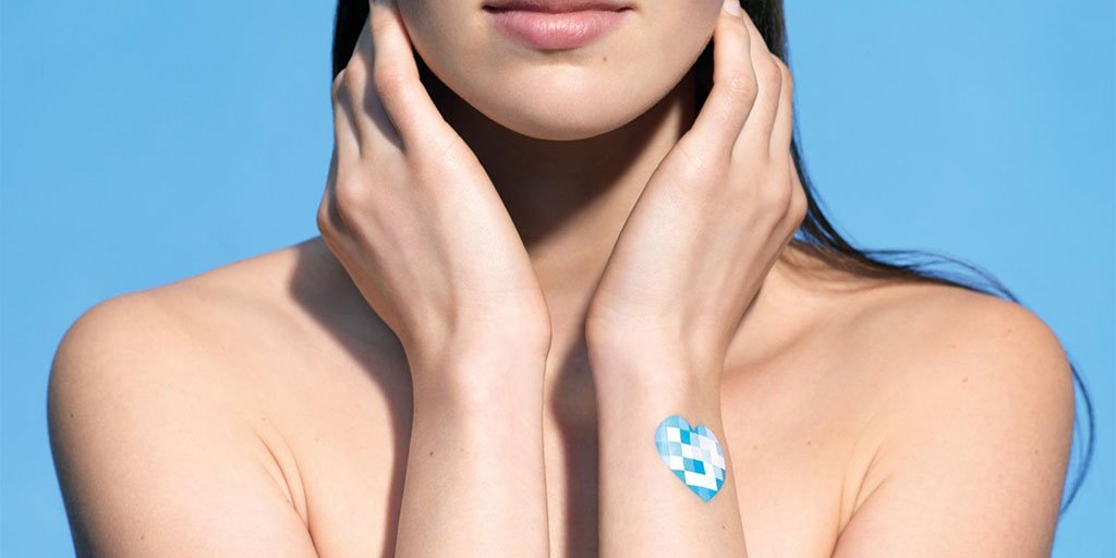 Frau mit einem blauen Herz am Handgelenk