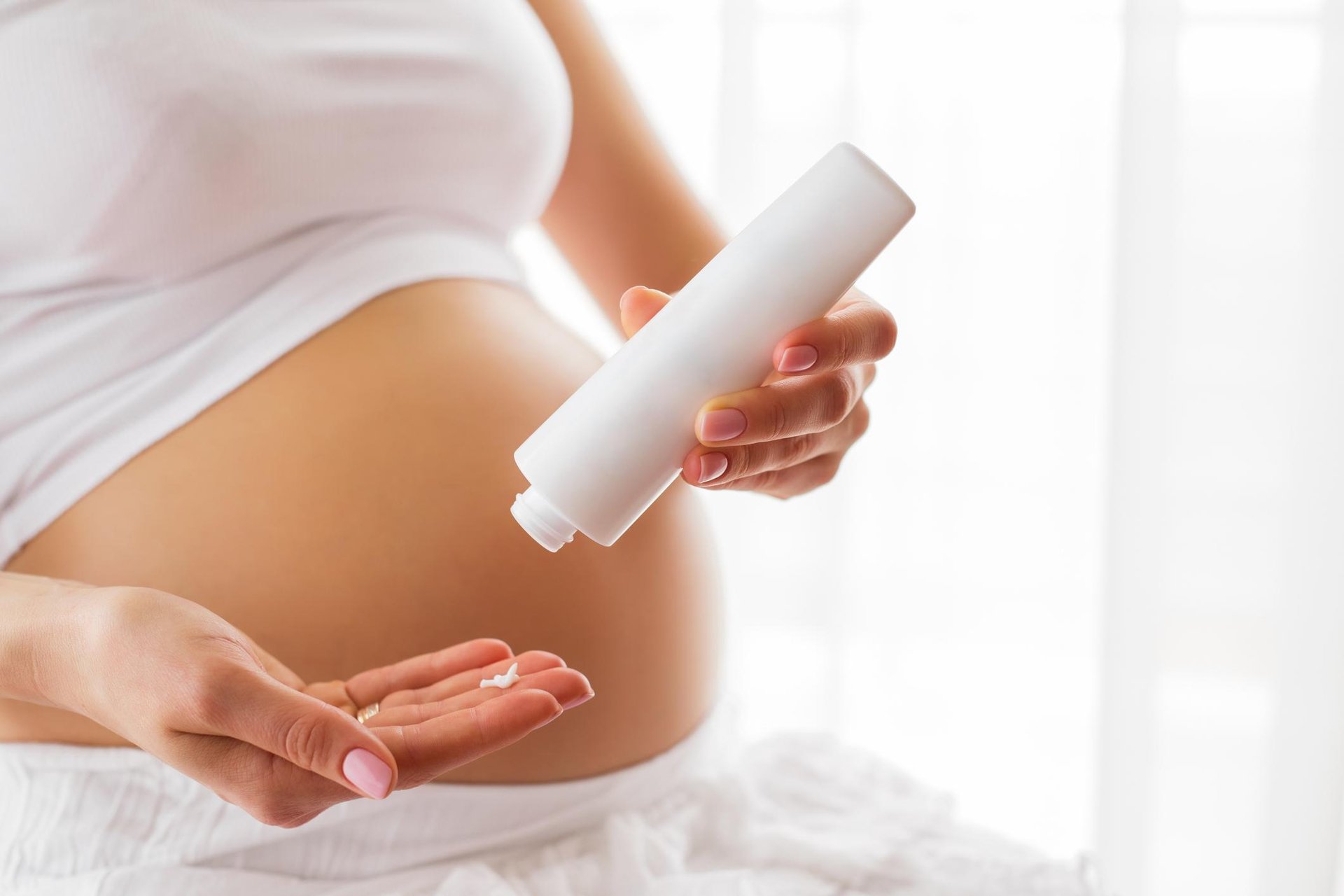 Soins de la peau pendant la grossesse : femme appliquant de la crème sur son ventre
