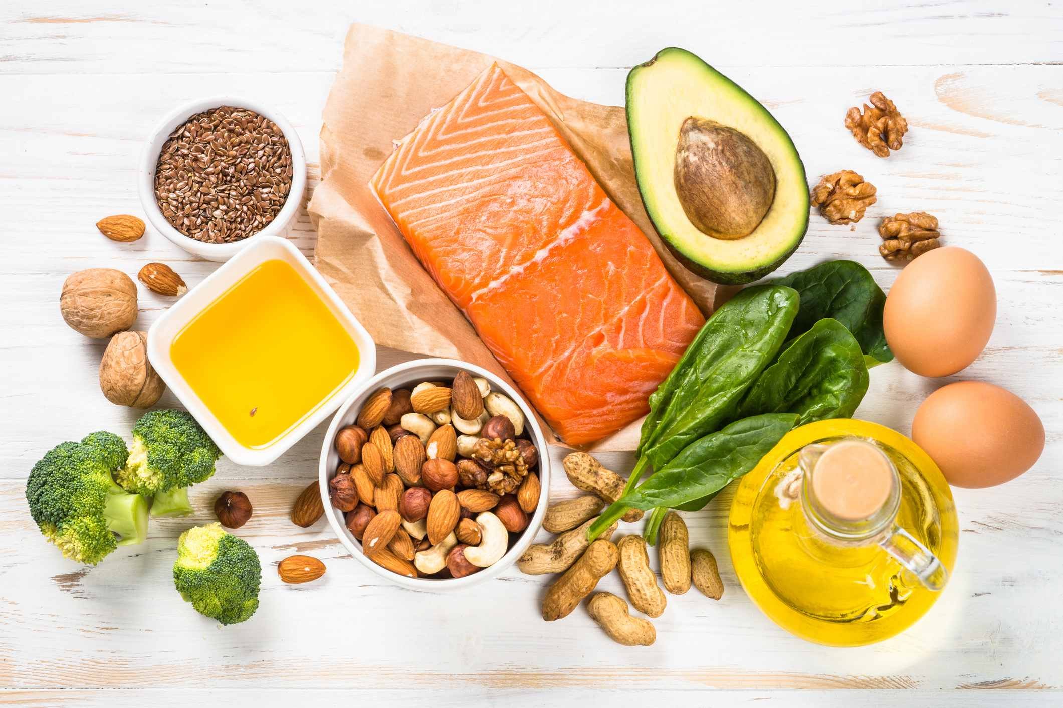 Lebensmittel mit Omega-3 auf weissem Hintergrund