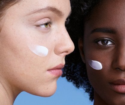 Deux femmes, l'une à la peau claire et l'autre à la peau foncée, avec de la crème sur la joue, illustrent l'adéquation des crèmes pour la peau La Roche Posay à tous les types de peau.