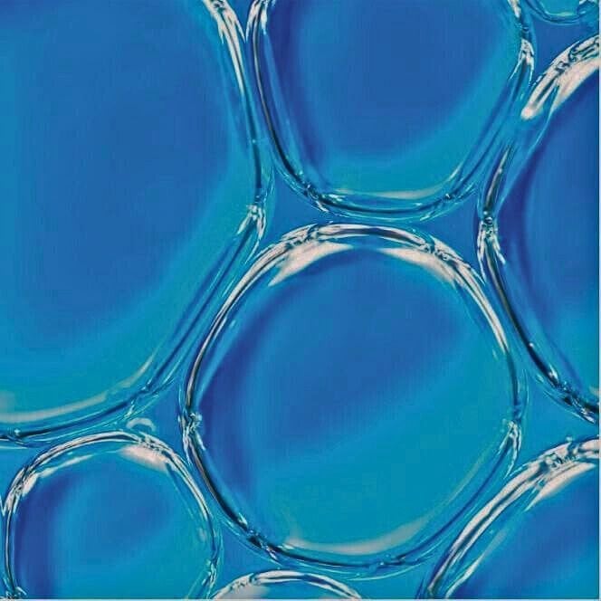Gros plan sur des gouttelettes de liquide transparent sur fond bleu, représentant la glycérine