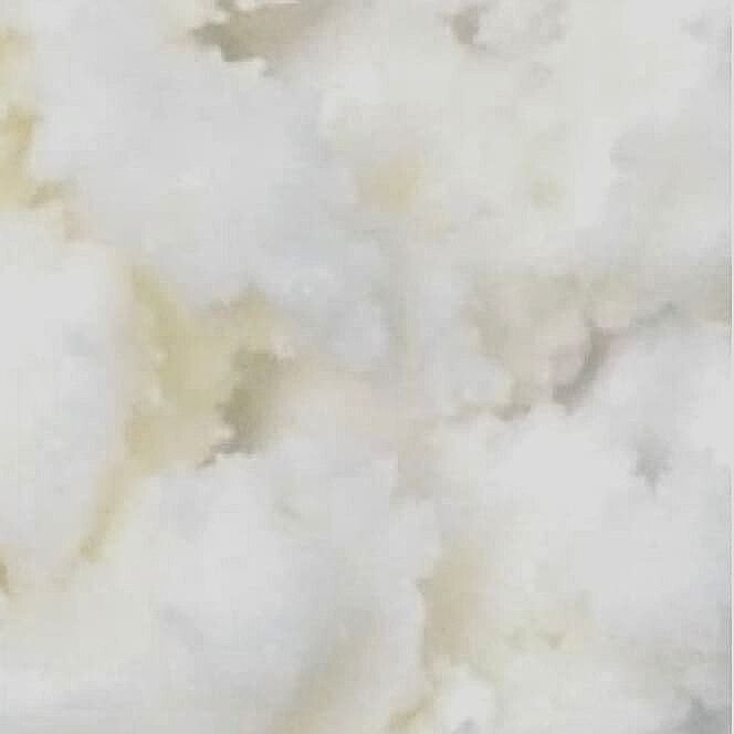 Nahaufnahme des Inhaltsstoffes "cold cream" mit weisser, wachsartiger Textur.
