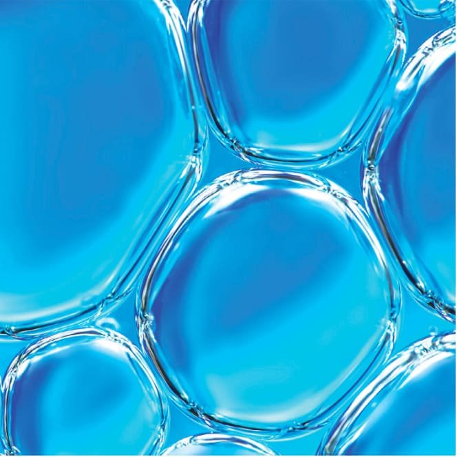 Nahaufnahme von klaren Flüssigkeitsblässchen auf blauem Hintergrund, welche den Inhaltsstoff Manose darstellen.