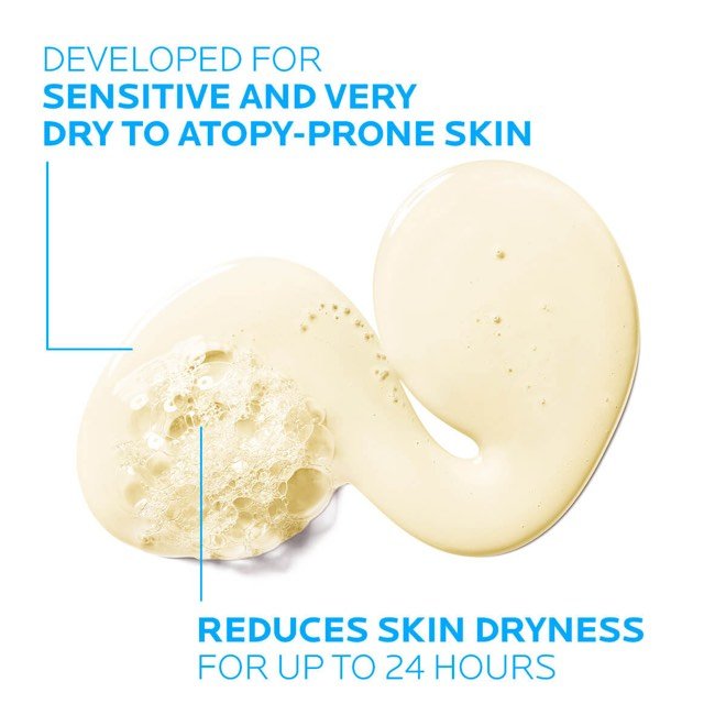 Gros plan sur une texture gel crémeuse et mousseuse sur fond blanc, développée pour les peaux sensibles et très sèches, sujettes à la dermatite atopique. Réduit la sécheresse cutanée jusqu'à 24 heures.