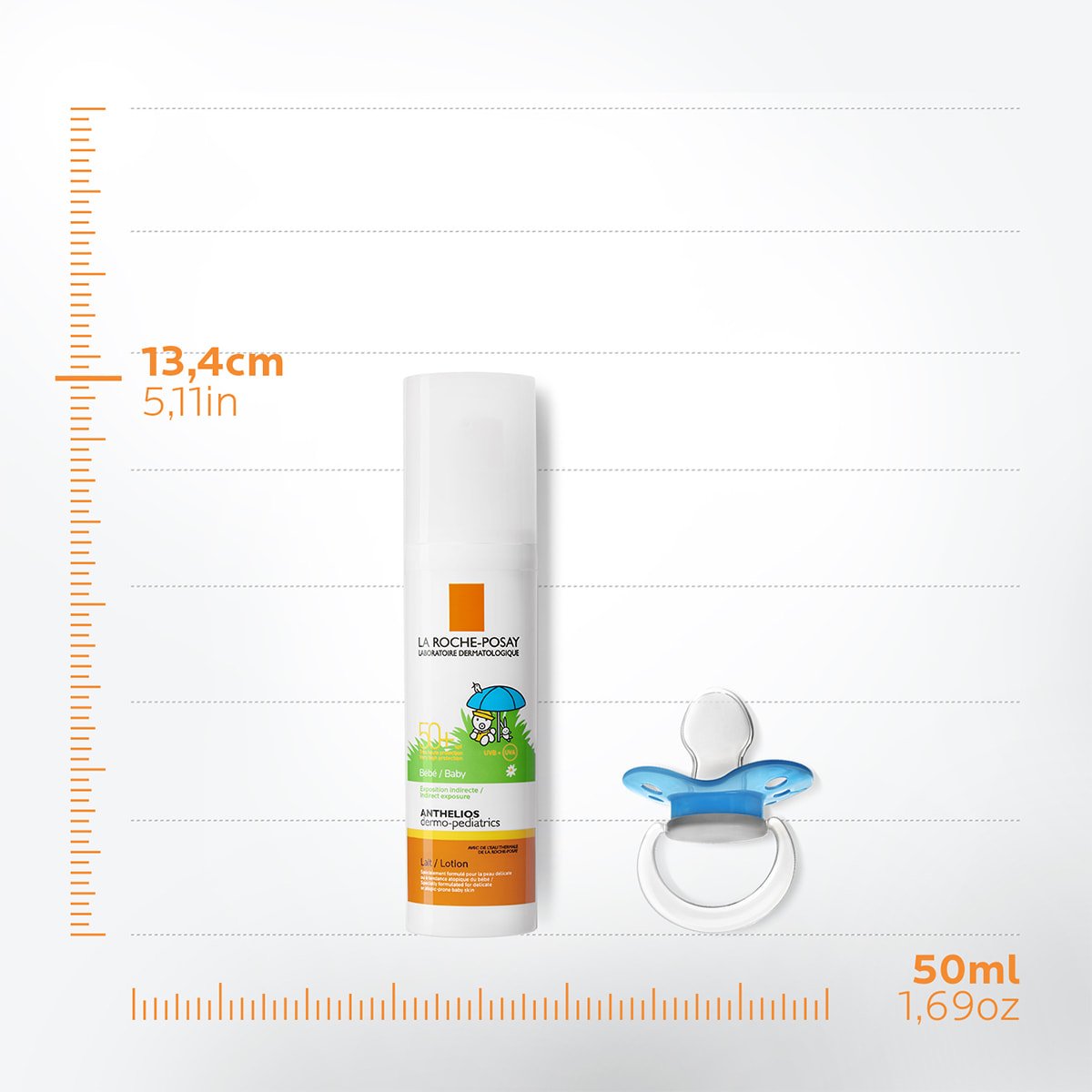 Flacon de crème solaire La Roche-Posay Anthelios bébé SPF 50+ à côté d'une sucette pour bébé, avec des mesures de taille et volume (13,4 cm / 50 ml).
