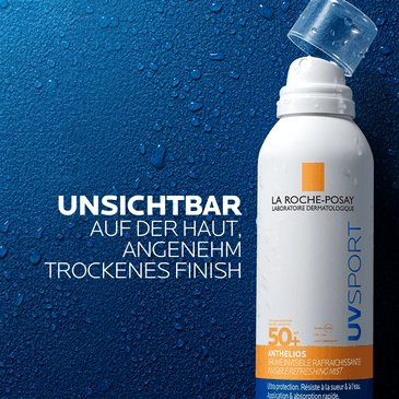 Anthelios PRO SPORT Mist LSF 50+ Spray mit geöffnetem Sprühkopf vor wasserbenetztem Hintergrund, Hinweis auf unsichtbares Finish und angenehmes Hautgefühl.
