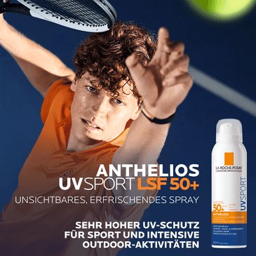 Sportmotiv mit Tennisschläger und Anthelios PRO SPORT Mist LSF 50+ Spray, Hinweis auf unsichtbaren, erfrischenden Sonnenschutz für Outdoor-Aktivitäten.