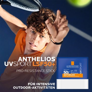 Sportmotiv mit Tennisschläger und Anthelios PRO SPORT Stick LSF 50+, Hinweis auf Schutz bei intensiven Outdoor-Aktivitäten.