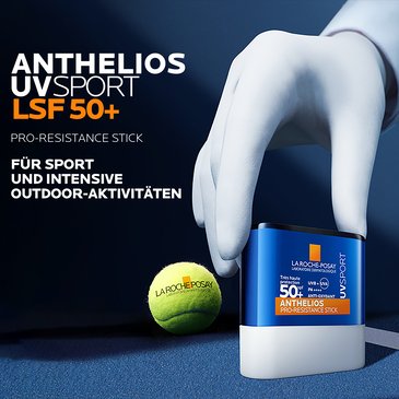 Hand hält Anthelios PRO SPORT Stick LSF 50+ neben Tennisball, Hinweis auf Nutzung bei Sport und intensiven Outdoor-Aktivitäten.