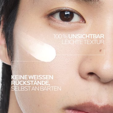 Nahaufnahme eines Gesichts mit aufgetragener Sonnencreme, Hinweis auf „100 % unsichtbar“, leichte Textur und keine weißen Rückstände.