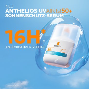 Anthelios UV Air SPF 50+ Flasche in transparenter Bubble-Optik vor blauem Himmel, Claim „16H antioxidativer Schutz“.