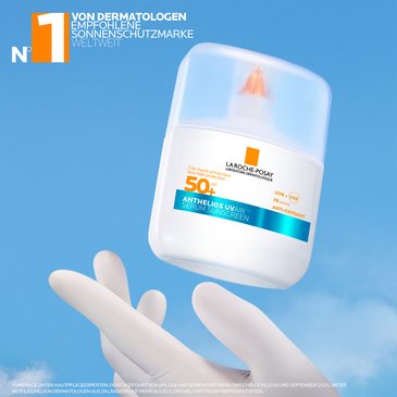 Anthelios UV Air SPF 50+ Produkt schwebend über einer Hand, Hinweis auf „Nr. 1 von Dermatologen empfohlene Sonnenschutzmarke weltweit“.