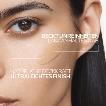 Nahaufnahme eines Gesichts mit aufgetragener getönter Sonnenpflege, Hinweise auf natürliche Deckkraft, ultraleichtes Finish und Abdeckung von Unreinheiten.