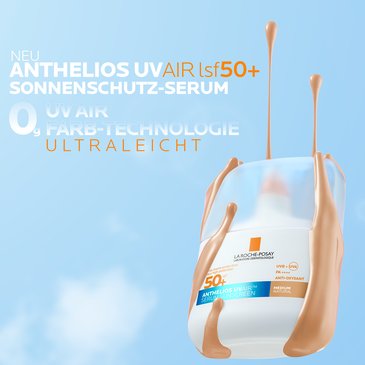 Anthelios UV Air SPF 50+ Flasche mit herablaufender beiger Textur vor blauem Himmel, Hinweise auf Farbtechnologie und ultraleichtes Gefühl.