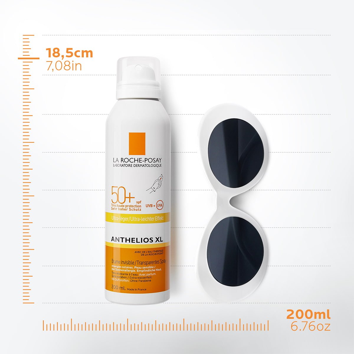 Grössenvergleich des La Roche-Posay Anthelios XL Sonnensprays SPF 50+ (200 ml) mit einer weissen Sonnenbrille mit Massangaben (Höhe: 18,5 cm).