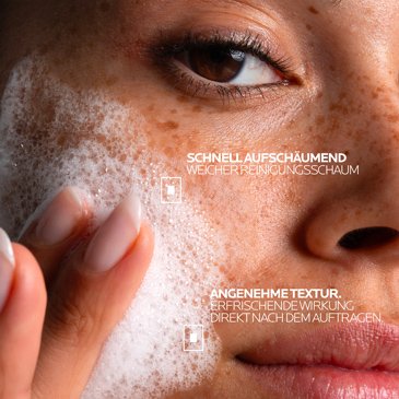 Eine junge Frau mit Sommersprossen massiert das schnell schäumende Effaclar Supramolecular Reinigungsgel auf ihrer Wange ein - für eine erfrischendes Gefühl direkt nach dem Auftragen