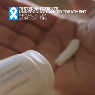 La crème est appliquée sur la main pour être répartie. Testée par des patients atteints de cancer pour améliorer le confort cutané.