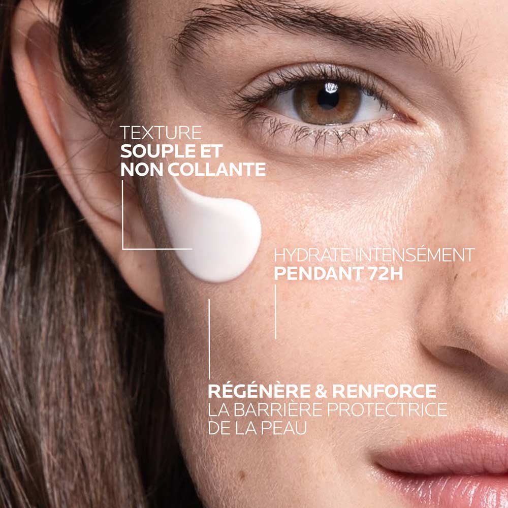 Personne avec de la crème sur la joue, texte : hydrate pendant 72 heures, régénère et renforce la barrière cutanée