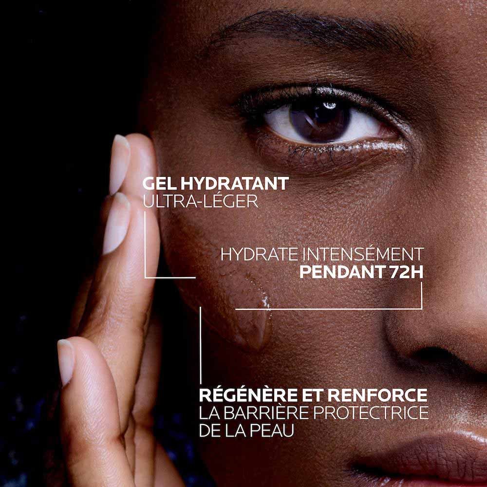 Une femme applique une crème sur son visage avec des informations sur les propriétés nourrissantes du gel. Hydratation et régénération