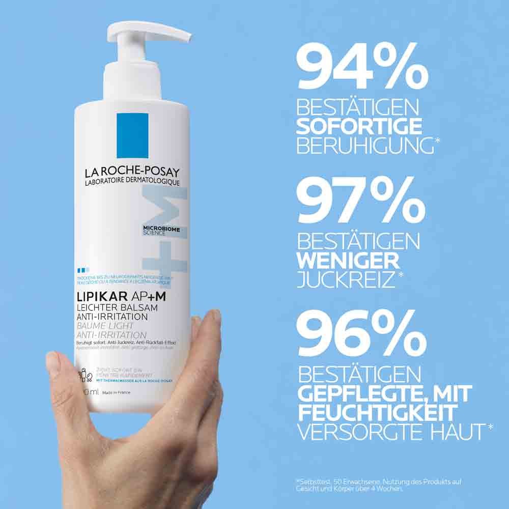 Hand hält Flasche Lipikar Leichter Balsam AP+M, 94 % spüren sofortige Beruhigung, 97 % weniger Juckreiz, 96 % gepflegte Haut.