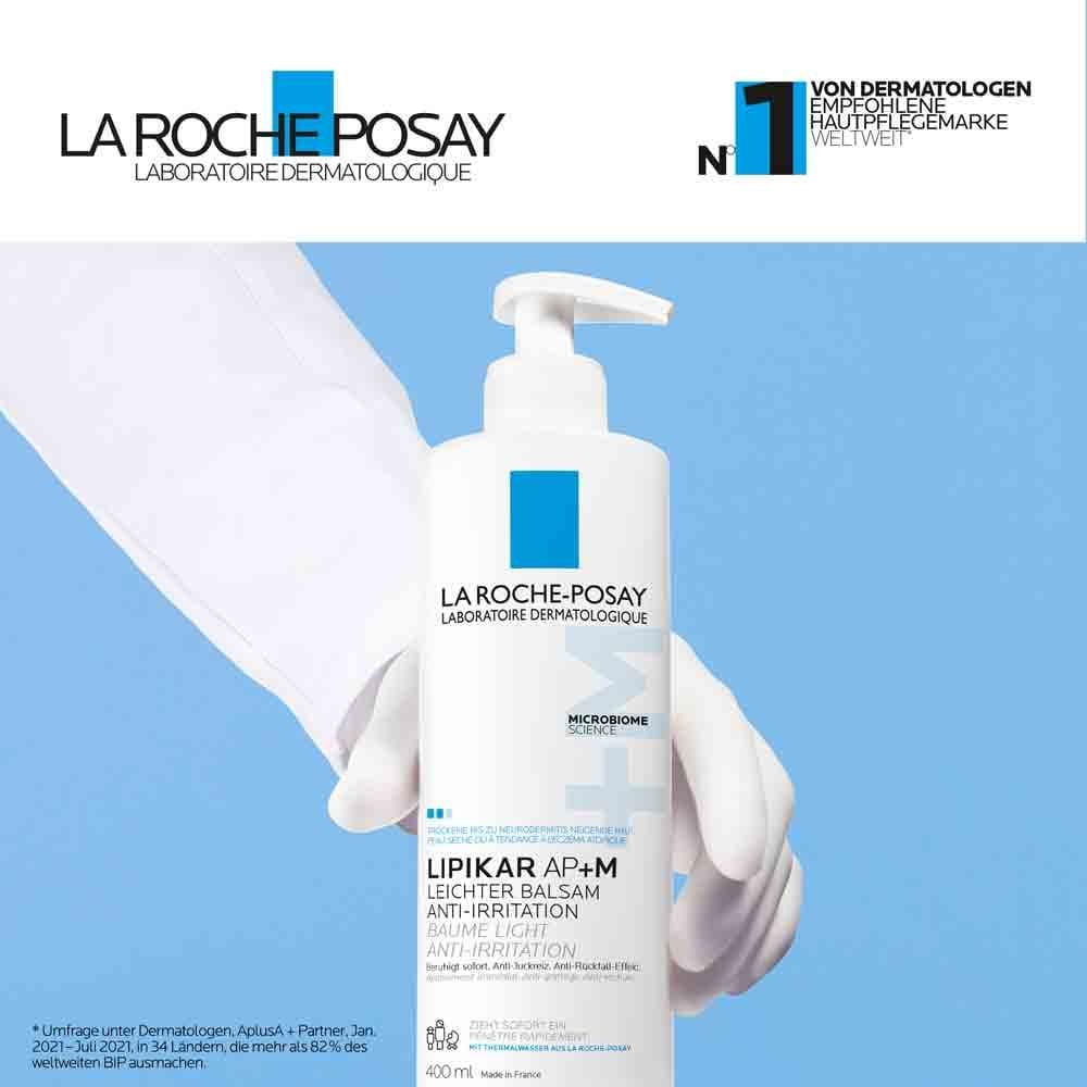 Flasche Lipikar Leichter Balsam AP+M in weisser Hand, von Dermatologinnen und Dermatologen weltweit empfohlen.