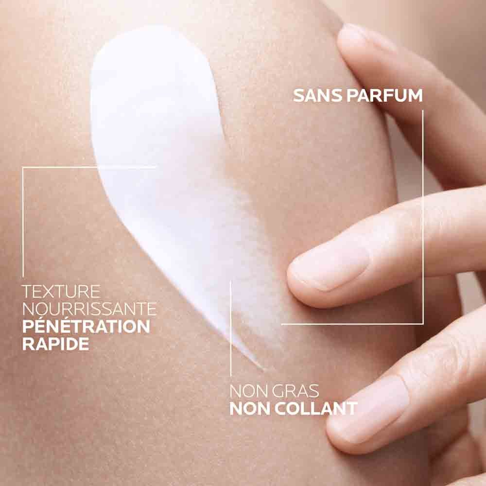 Crème appliquée sur la peau, texture nourrissante, non grasse, non collante, sans parfum, pénétration rapide.