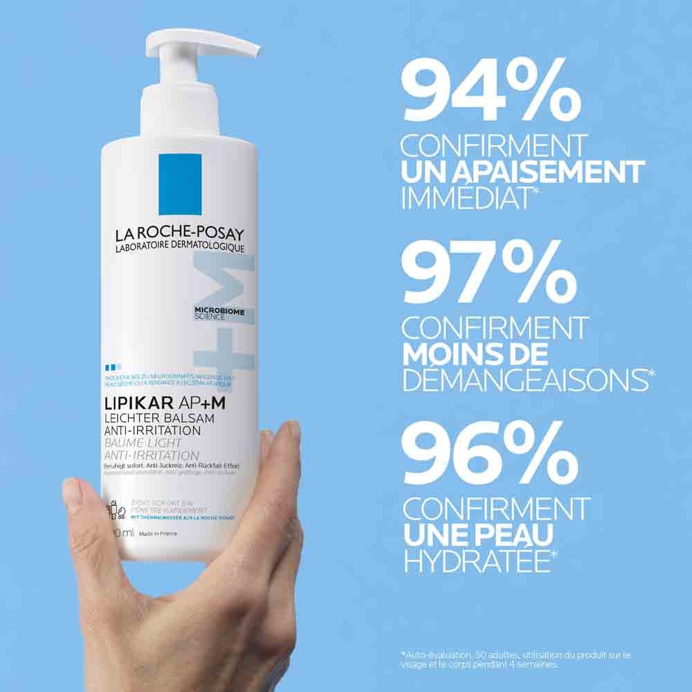 Main tenant le flacon Lipikar Baume Léger AP+M, 94 % apaisement immédiat, 97 % moins de démangeaisons, 96 % peau hydratée.