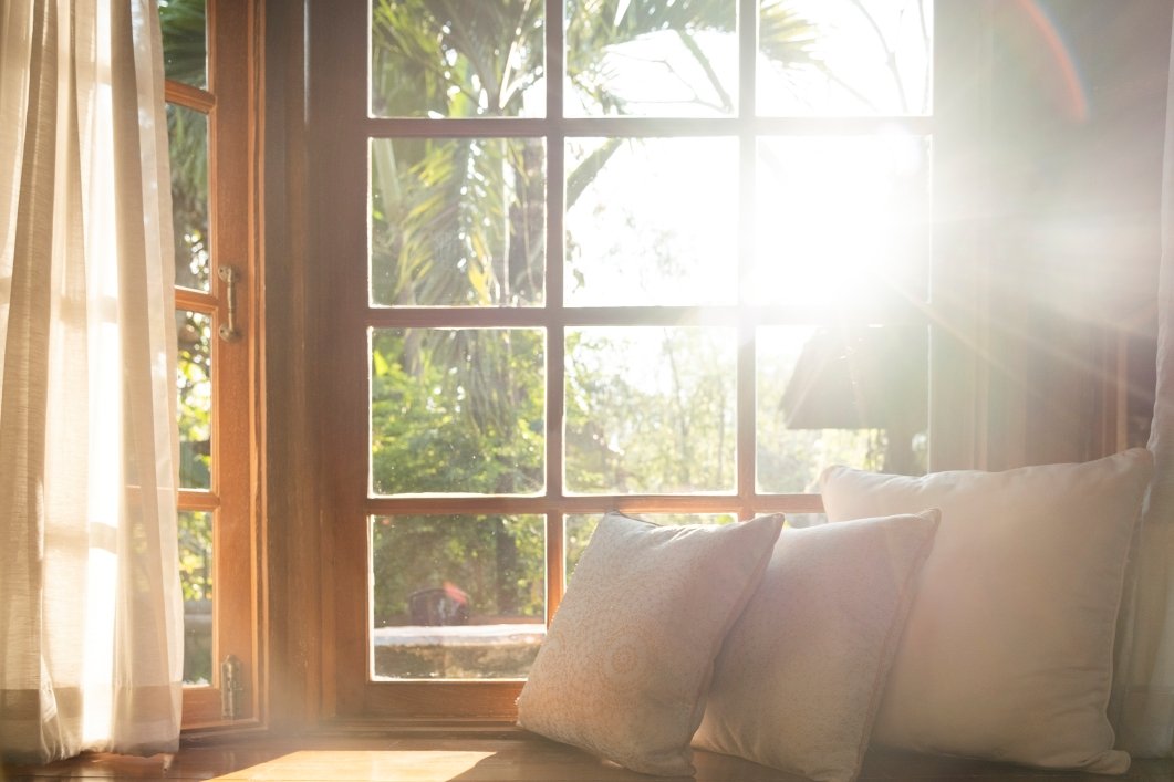 Die Sonne scheint durch die Fenster: Kann man durch Fenster braun werden?